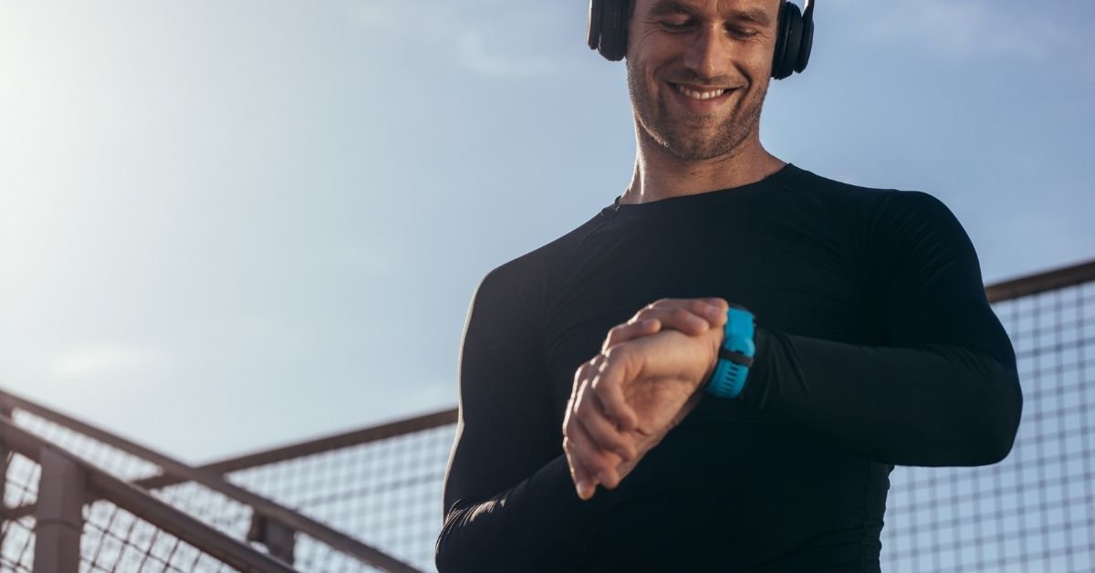 Mand med aktivitetsur