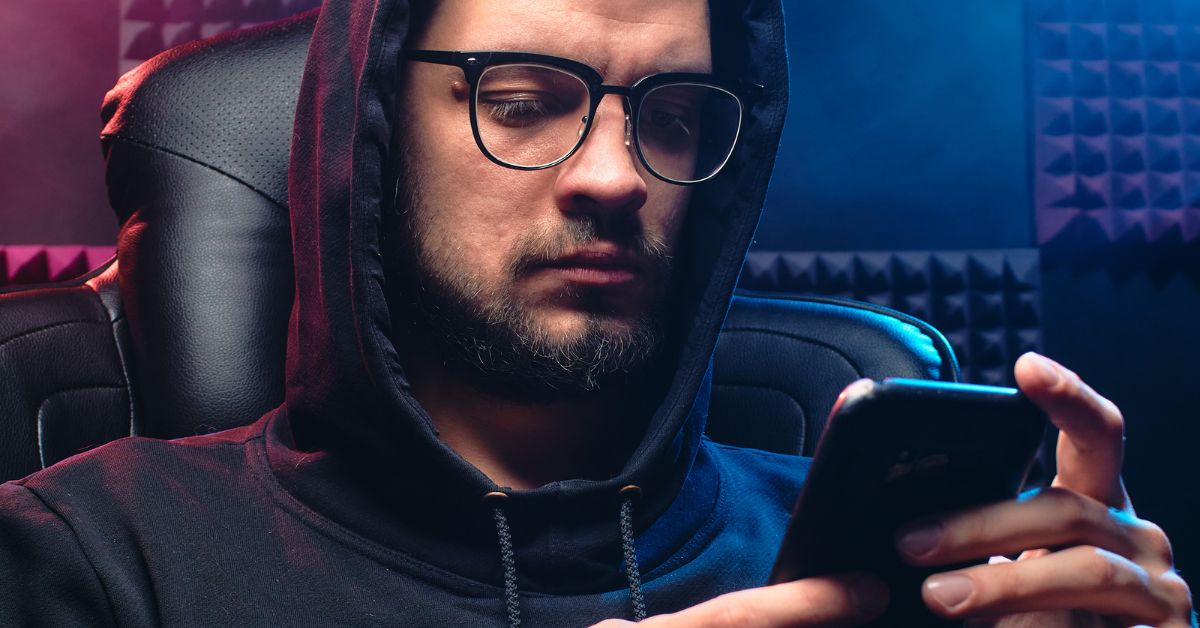 Mand som modtaget hilsen på telefon