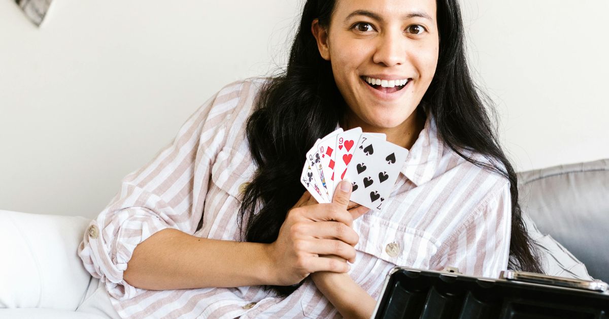 Kvinde med spillekort